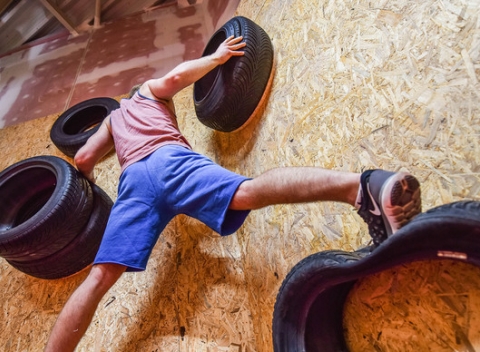 Unikátna indoor hra v 20 miestnostiach – hodinový vstup do TeamUp pre jednu osobu.