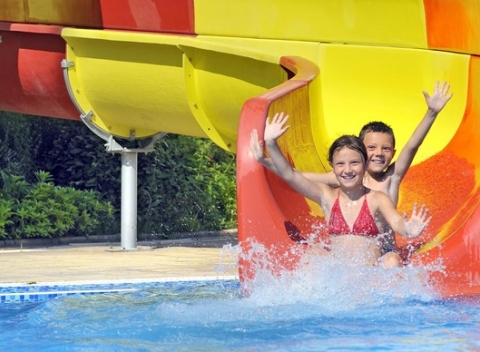 Celodenný neobmedzený vstup na tobogány na Zlatých pieskoch + nápoj alebo nanuk v Zanzi Bar-e.