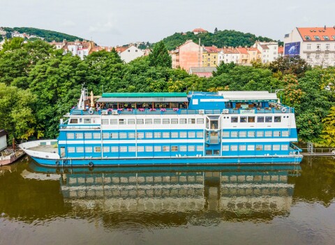 Centrum Prahy: Netradičný pobyt priamo na Vltave v Boteli Vodník *** s raňajkami formou bufetu.