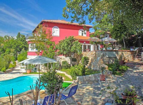 Chorvátsko vo Ville Dora priamo pri pláži v apartmánoch s kuchynkou a bazénom.