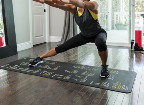 Športové pomôcky s cvikmi od elitných trénerov EXOS na cvičenie v pohodlí domova.