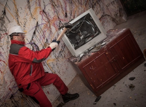 Vypustite hnev v Besniarni: Prvá miestnosť na Slovensku, kde môžete všetko zdemolovať.