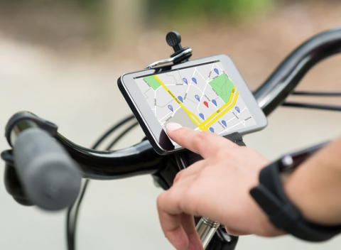 Dorazte poľahky do cieľa vďaka multifunkčnému držiaku na mobil alebo GPS na bicykel.