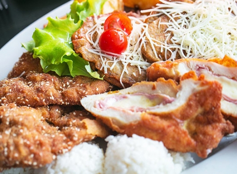 Plná misa mäsa je nekompromisne tá najlepšia voľba pre posedenie s priateľmi. V reštaurácii Red Cafe vás čaká 560 g mäsa a 400 g prílohy.