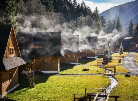 Vstúpte do rozprávkovej dedinky Liptovský dvor **** na konci malebnej obce Liptovský Ján.