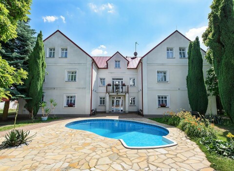 Romantika vo vilovej časti Prahy: Hotel Marie-Luisa *** s polpenziou, vonkajším bazénom a stolným tenisom.