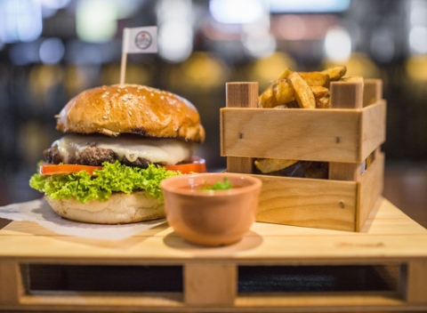 COOL Burger podľa výberu s hranolkami a omáčkou v centre mesta bez nutnosti rezervácie.