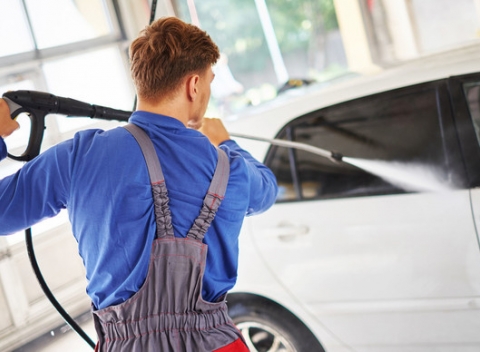 Umytie auta s vysávaním alebo tepovanie. Čisté a lesknúce sa auto za pár minút.