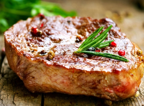 Hovädzí steak alebo steak s lososa s vínom. Ozajstná gurmánska špecialita v reštaurácii Malibu.