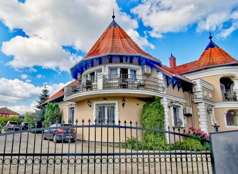 Kehidakustány 300 m od termálov v Admirál Ville **** s polpenziou, wellness terasou s vírivkou.