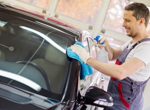 Maximálne a luxusné vyčistenie pre vášho tátoša. Kompletné umytie auta s voskovaním a odstránením škrabancov.