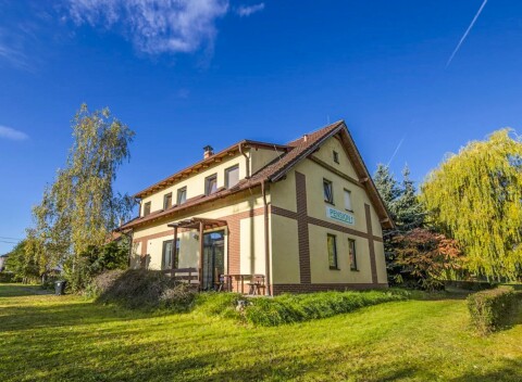 Františkovy Lázně: Penzión EM Garni s raňajkami, fľašou vína, kávou s dezertom a zľavami na wellness aj nápoje.