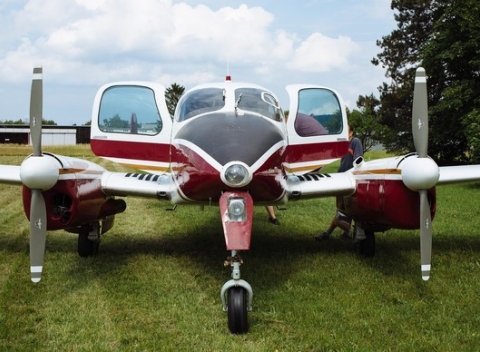 Pobyt s plnou penziou v penzióne priamo na letisku Trenčín - vyhliadkové lety a letecký simulátor.