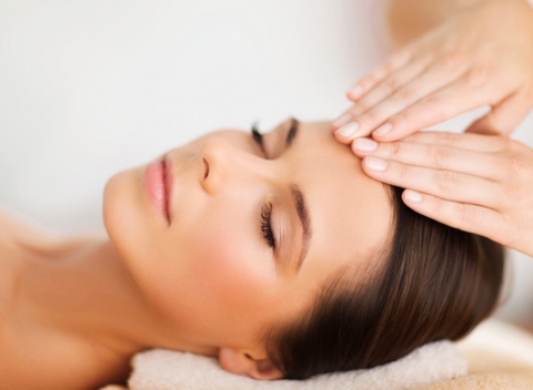 Relaxačná masáž tváre a dekoltu s regeneračnou maskou na oddialenie starnutia.