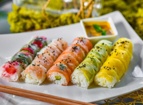 Špeciálny sushi set pre 2 osoby – 20 ks špeciálnych sushi roliek podávaných s kokosovým dressingom.