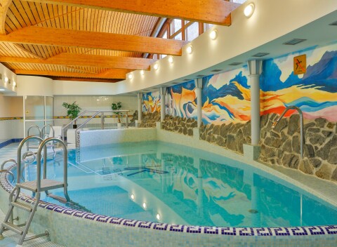 Karlove Vary v centre: Hotel Kolonáda **** s polpenziou, neobmedzeným wellness a 2 procedúrami.