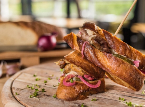 Sendvič s príbehom, trhaným bravčovým kolenom a nápojom v novom MARI KIRI.