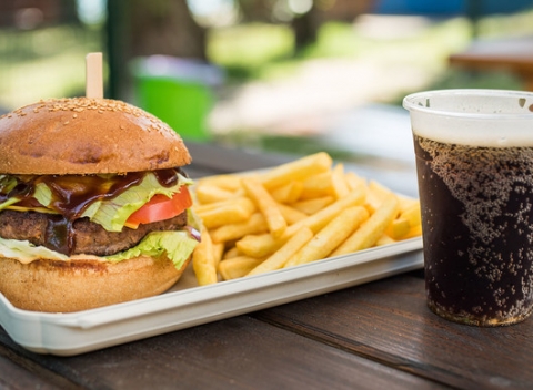 Šťavnaté a chrumkavé burgre na Zlatých pieskoch – platí aj počas festivalu Uprising!