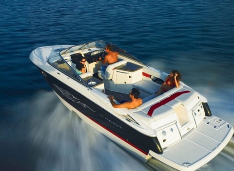 Plavba po Dunaji motorovým člnom pre 6 osôb s kapitánom, občerstvením a zastávkou v bazéne.