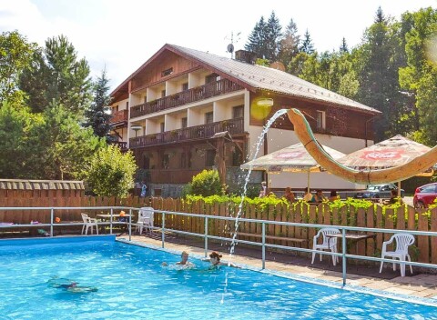 Letná dovolenka v Hoteli U Studánky *** s vonkajším bazénom, chutnou polpenziou a welcome drinkom.