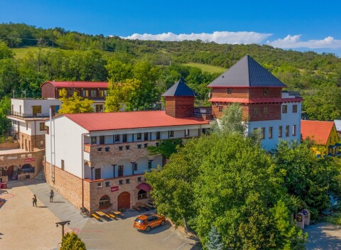 Južná Morava neďaleko vodnej nádrže Nové Mlýny v Hoteli Kurdějov *** s polpenziou, vínom a bowlingom.