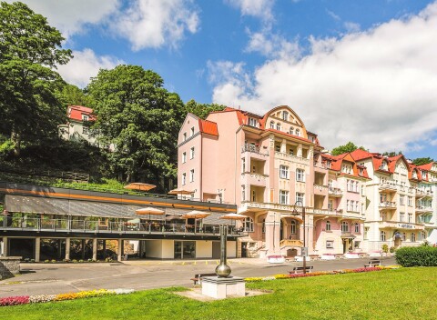 Kúpele Jáchymov pri Karlových Varov: Hotel Astoria *** s polpenziou a vstupom do kúpeľného centra.