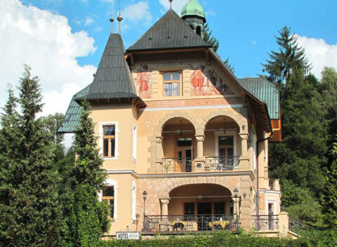 Hotel Vládna Vila Luhačovice pri kúpeľnom parku s polpenziou, Vincentkou a vstupom do aquacentra.