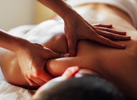 Okamžitá úľava od stuhnutia a blokád svalstva vďaka masáži chrbta a šije v Martine.