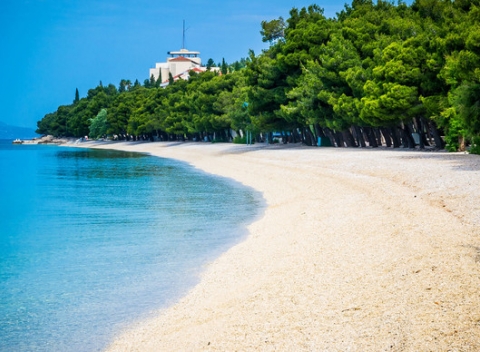 Dovolenka v chorvátskom letovisku Tučepi s dopravou v cenea ubytovaním s polpenziou vo Vila Mare***.