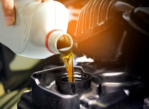 Výmena oleja + olejového filtra s možnosťou použitia vlastného materiálu.