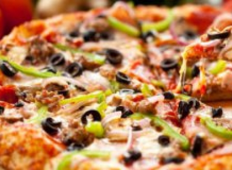 Ľubovoľná pizza, pizza burger alebo pizza steak v reštaurácii Teniska v Prievidzi.