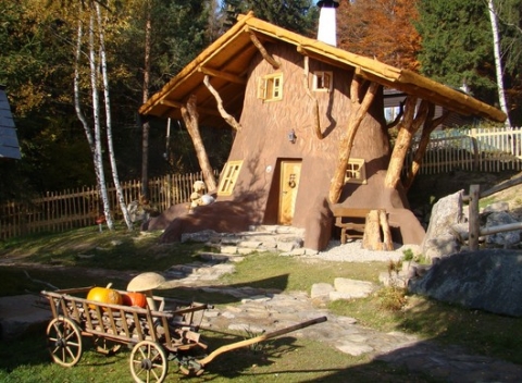 Jeseň v rozprávkovej dedinke Podlesíčko s ubytovaním v chalúpke, polpenziou, 2 deťmi do 12r. zdarma.