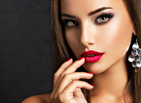 Zväčšenie pier kyselinou hyalurónovou v Evia Clinic pre dokonalý a prirodzený výsledok.