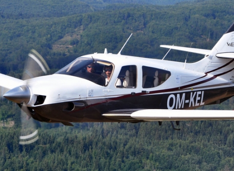 Splňte si váš sen! Zážitkový let s možnosťou pilotovania lietadla pre 3 osoby.