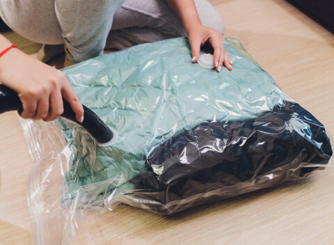 Vákuové vrecia s vešiakom  značky Compactor – šetria priestor v skrini.