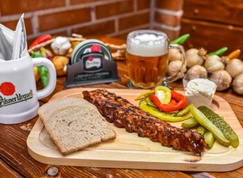 Pol kila fajnových rebierok a veľké tankové pivo Pilsner Urquell v ALFE.