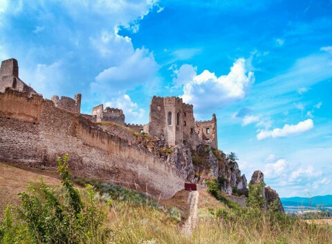 Vstup na legendárny hrad Beckov, kde zažijete stredovek na vlastnej koži.