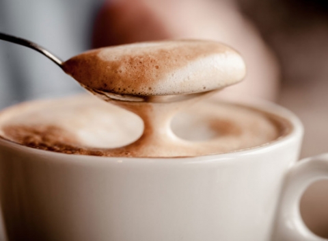 Kakao z pravej čokolády, cappuccino, čokoládové mochaccino alebo espresso v BON BON Chocolateria.