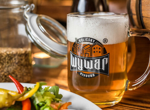 Prehliadka pivovaru WYWAR, grilované rebrá, ležiak a krígeľ na pamiatku.