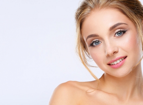 Diamantová mikrodermabrázia alebo ošetrenie kyselinou hyaluronovou či kolagénom.