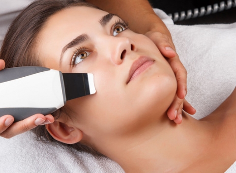 Krajšia pleť vďaka ošetreniu s hĺbkovým čistením, dermabráziou alebo skin scrubberom vo VIP Clinic.