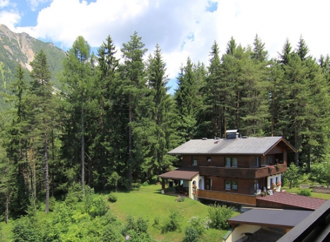 Užite si Rakúsko v penzióne na 2 – 3 noci s jedinečnou cédrovou saunou uprostred lesa.