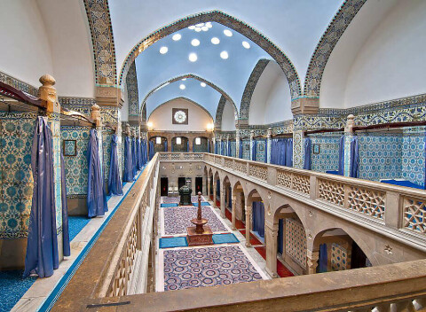 Hotel Adria*** v centre Trenčianskych Teplíc len 5 minút pešo od hammam kúpeľov.