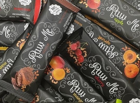 Kartón Raw Me tyčiniek – 20 ks zdravých ovocných tyčiniek s mix príchuťami.