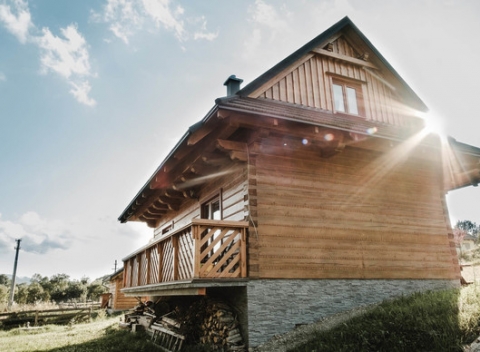 Skvelý relaxačný pobyt vo včelích kúpeľoch na kysuckej dreveničke pre až 8 osôb.