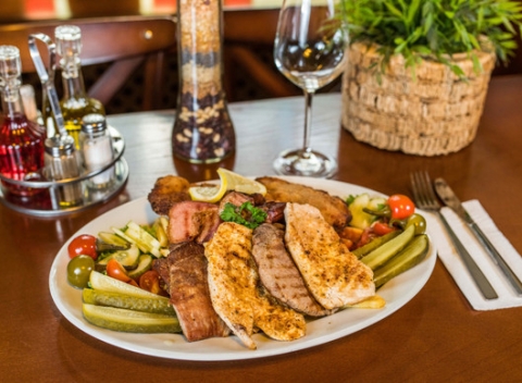 Vychutnajte si poriadnu porciu XXL rezňa z bravčového karé alebo misu mäsa v reštaurácii Wolker.