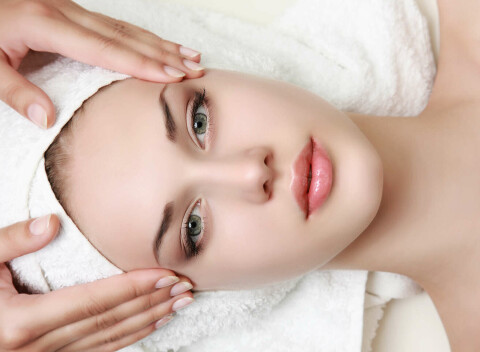 Hĺbkové čistenie pleti ozónom, masáž, ultrazvukové žehlenie alebo mikrodermabrázia.