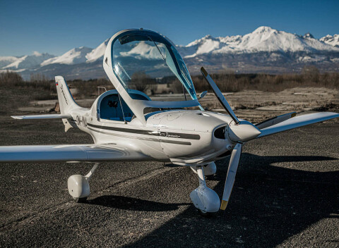 Zážitkový let ponad Tatry s možnosťou pilotovania športového lietadla WT-9 Dynamic pre 1 osobu.