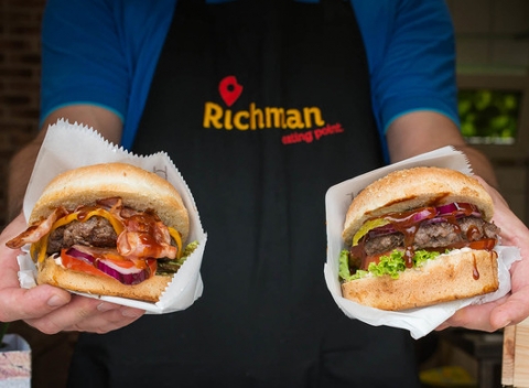 Richman burger point na Kamennom – nesmrteľná gastrolegenda, ktorú musíte ochutnať.