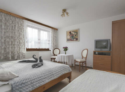 Dovolenka v penzióne Ciriak pod Belianskymi Tatrami na skok od Chodníka korunami stromov.